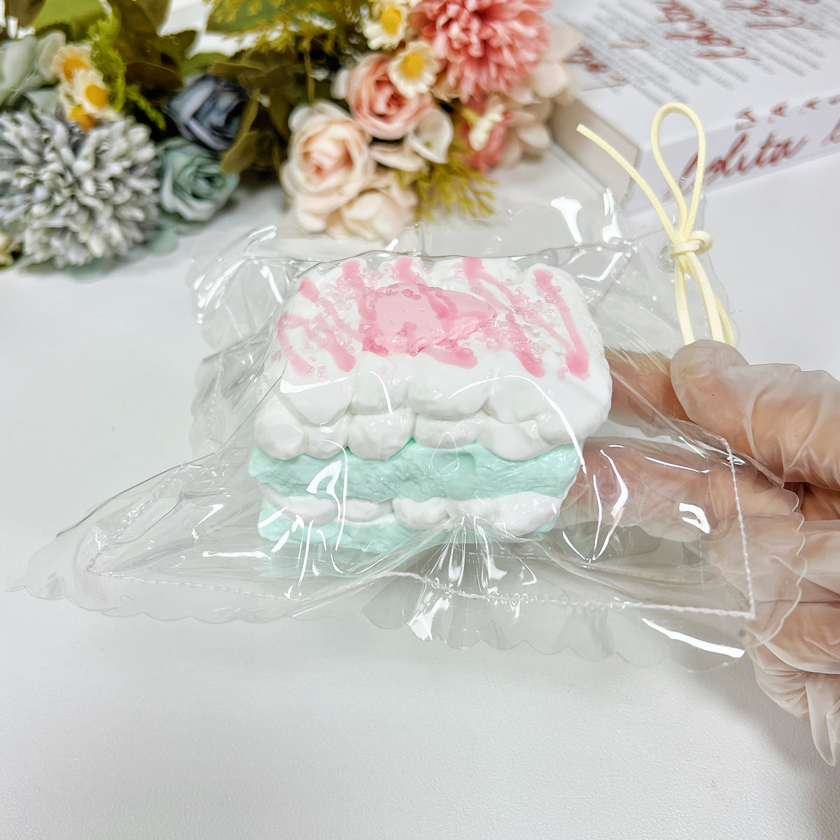 ピンクいちごロールケーキ スクイーズトイ 食品グレードシリコン スローリバウンド ストレス解消グッズ